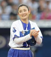 始球式を務めた石田ひかり（撮影・西岡正）