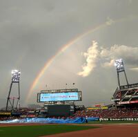 雨上がりのマツダスタジアムに、２本の虹がかかる（撮影・市尻達拡）