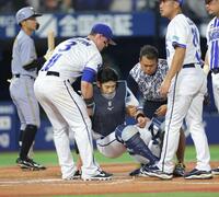 ４回、走者と交錯し、支えられながら治療に向かう山本（中央）＝撮影・西岡正