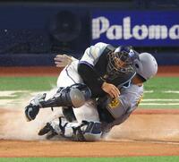 ４回、一走・森下と捕手の山本が本塁上で激しく交錯（撮影・金田祐二）