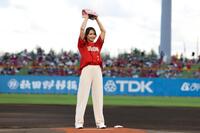 始球式を務めた加藤夏希（楽天野球団提供）