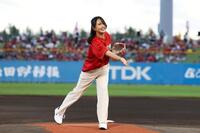 始球式を務めた加藤夏希（楽天野球団提供）
