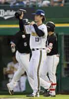 １回、上田に２点適時二塁打を打たれ４点目を失う寺西（撮影・立川洋一郎）