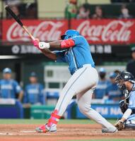 ７回、空振り三振を喫するレイエス（撮影・石井剣太郎）