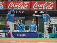 ７回、代打・レイエス（左端）を告げる新庄監督（右）＝撮影・石井剣太郎