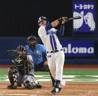 ９回、空振り三振に倒れるオースティン（撮影・金田祐二）