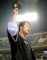 ５勝目を挙げスタンドのファンに手を振る種市（撮影・立川洋一郎）