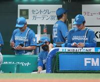 ７回を終えベンチで首をかしげる新庄監督（右から３人目）＝撮影・石井剣太郎