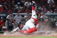 ９回１死一、三塁、リチャードの一ゴロで、本塁へ滑り込み、タッチアウトになる門脇（撮影・市尻達拡）