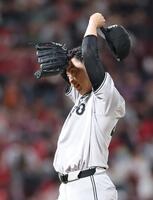 ５回、ピンチを招き、汗をぬぐう森田（撮影・市尻達拡）