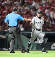 ５回、投手交代のため、審判から球を受け取る阿部監督（撮影・市尻達拡）