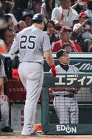 　５回、スコアボードを見つめる阿部監督（撮影・市尻達拡）
