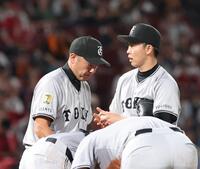 ５回、森田（右）の降板を告げた阿部監督（撮影・市尻達拡）