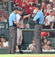試合後、９回の本塁タッチアウトの判定について審判団と話す阿部監督（撮影・市尻達拡）