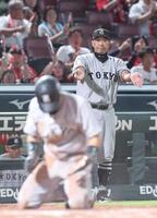 ９回、リチャードの一ゴロで、本塁へ滑り込み、門脇がタッチアウト判定を受けた直後、リクエストを要求する阿部監督（撮影・市尻達拡）