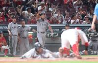 ９回、リチャードの一ゴロで、本塁へ滑り込み、門脇がタッチアウト判定を受けた直後、ベンチを飛び出す阿部監督（中央）＝撮影・市尻達拡