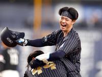 　１２回、サヨナラ打を放ち祝福される太田