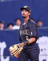 　８回、宗は山口の打球を捕球するもボールがクラブに挟まり送球できず（撮影・山口登）