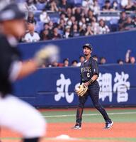 　８回、宗は山口の打球を捕球するもボールがクラブに挟まり送球できず（撮影・山口登）