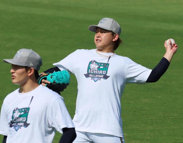 オリックス選手らがイチロー氏のTシャツを着用 米国野球殿堂入りを