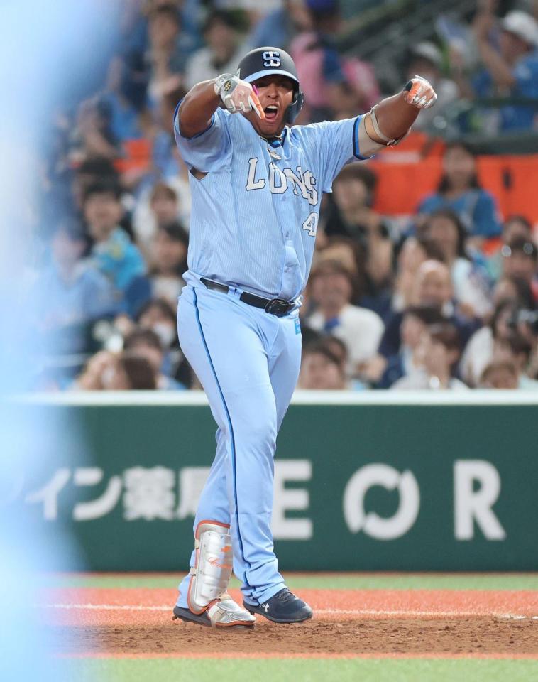 　７回、適時打を放ったセデーニョ（撮影・石井剣太郎）