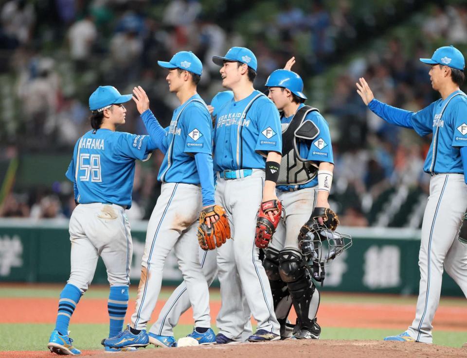 　試合に引き分けタッチをかわす清宮幸（中央）ら日本ハムナイン（撮影・石井剣太郎）