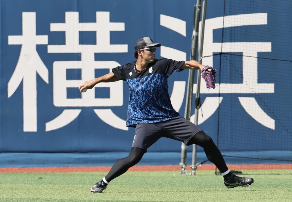 　キャッチボールをする藤浪（撮影・田中太一）