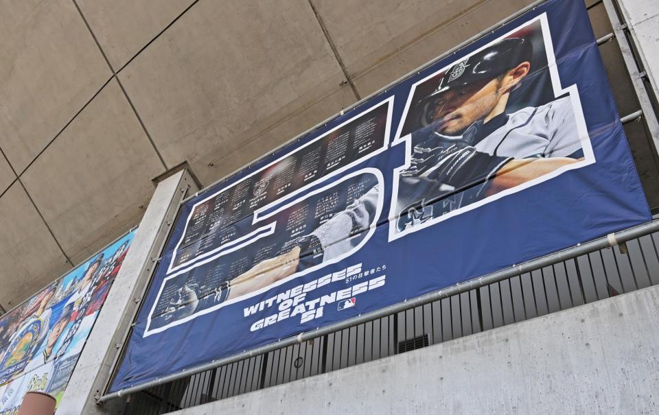 球場の壁面を飾るイチローのバナー（撮影・立川洋一郎）
