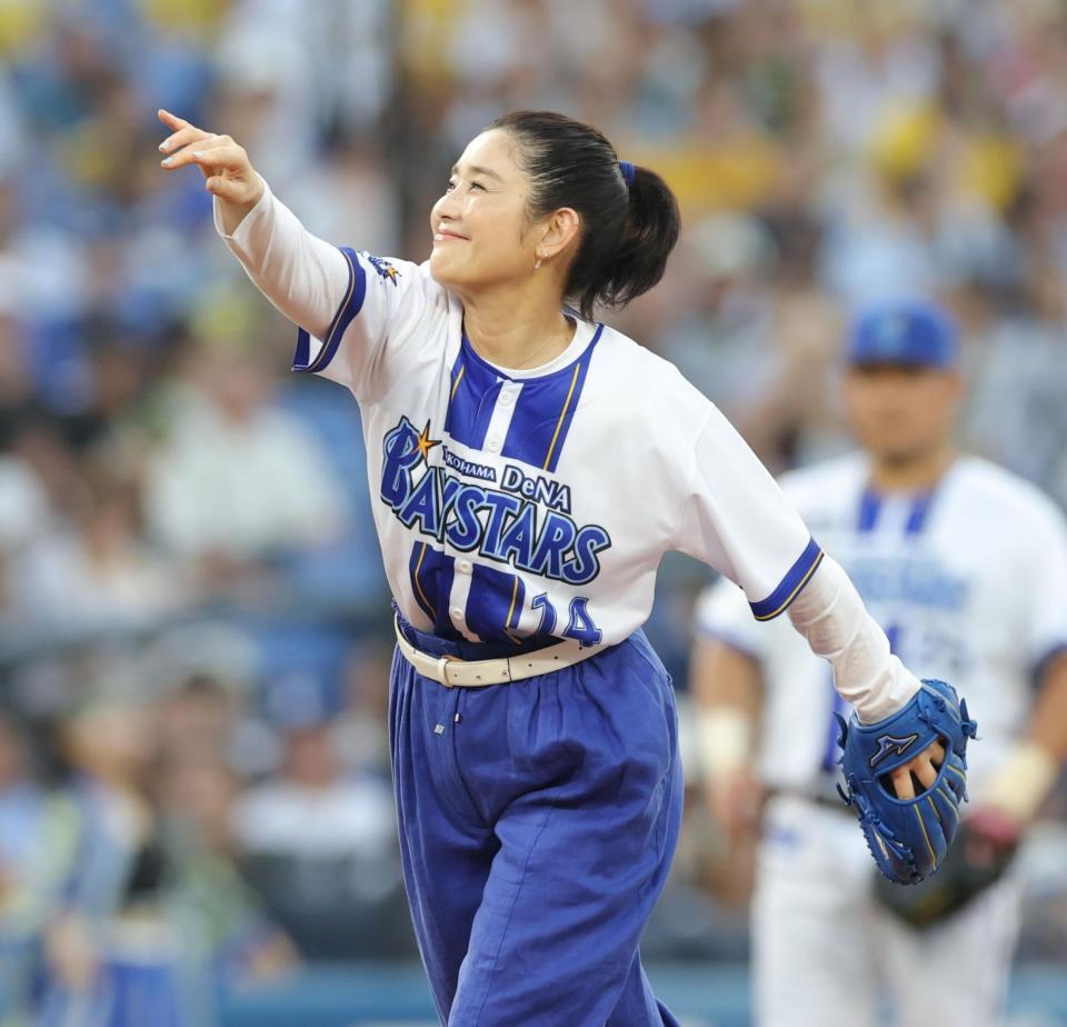 始球式を務める石田ひかり（撮影・西岡正）