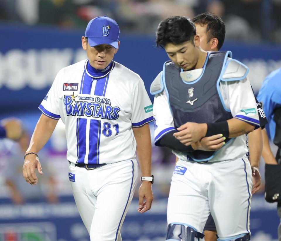 ４回、治療に向かう山本（右）を心配する三浦監督（撮影・西岡正）