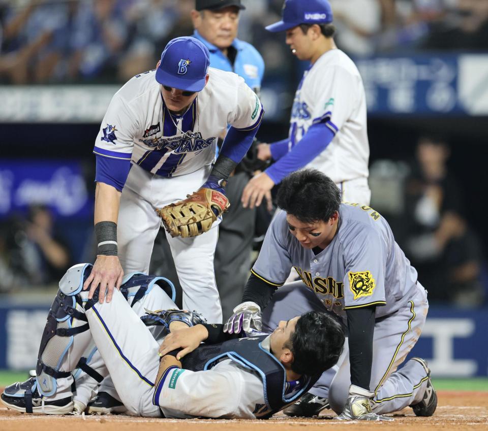 ４回、生還した際、山本と交錯し心配する森下（右）＝撮影・田中太一