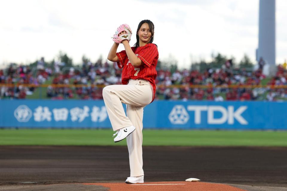 始球式を務めた加藤夏希（楽天野球団提供）