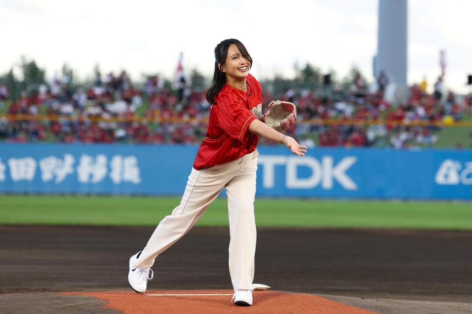 始球式を務めた加藤夏希（楽天野球団提供）