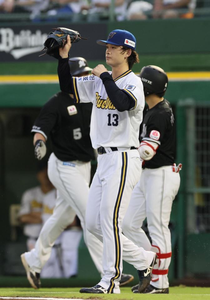 １回、上田に２点適時二塁打を打たれ４点目を失う寺西（撮影・立川洋一郎）