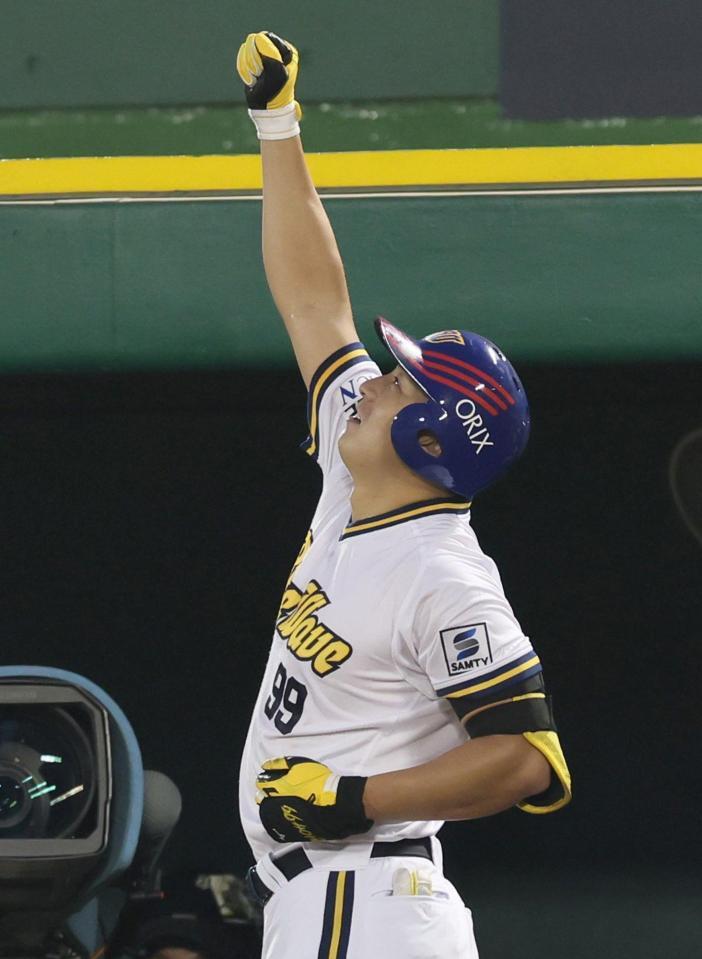 　２回、ソロを放って生還しラオウポーズを見せる杉本（撮影・立川洋一郎）