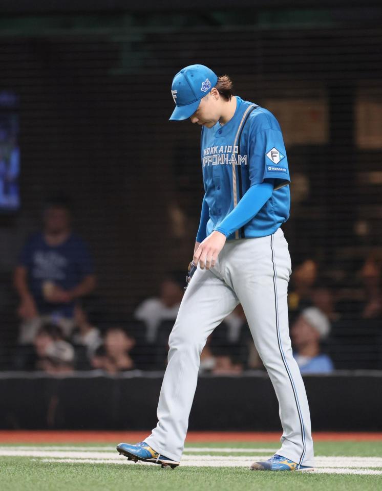 ４回、セデーニョに安打を許した山崎（撮影・石井剣太郎）