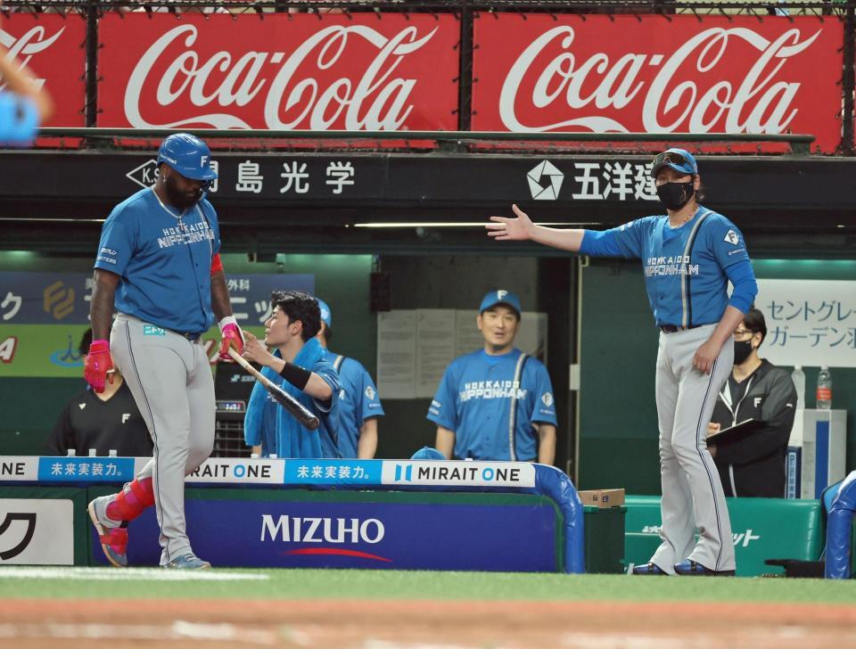 ７回、代打・レイエス（左端）を告げる新庄監督（右）＝撮影・石井剣太郎