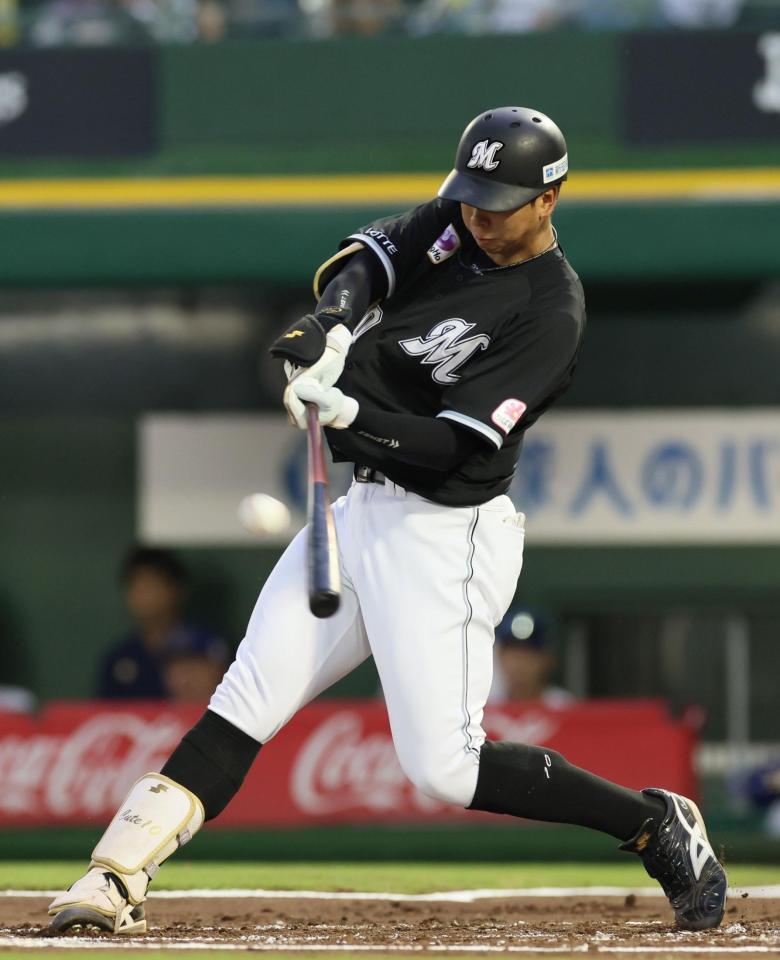 １回、左中間へ２点適時二塁打を放つ上田（撮影・立川洋一郎）