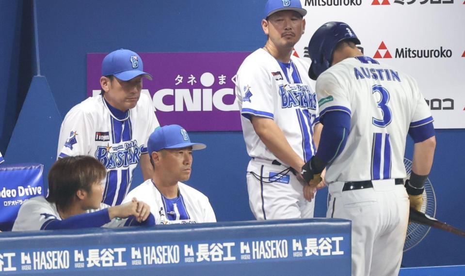 　９回、オースティン（３）が空振り三振に倒れ厳しい表情の三浦監督（左から２人目）＝撮影・金田祐二