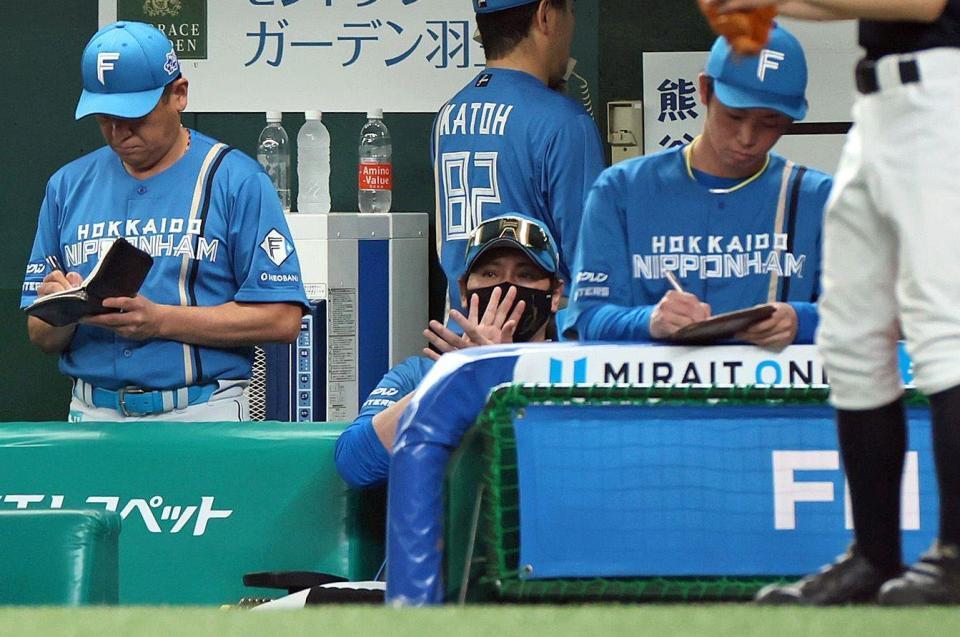 ６回の守備を終え、鼓舞する新庄監督（中央）＝撮影・石井剣太郎