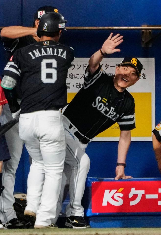 ４回、通算４００犠打を達成した今宮（手前）を迎える小久保監督