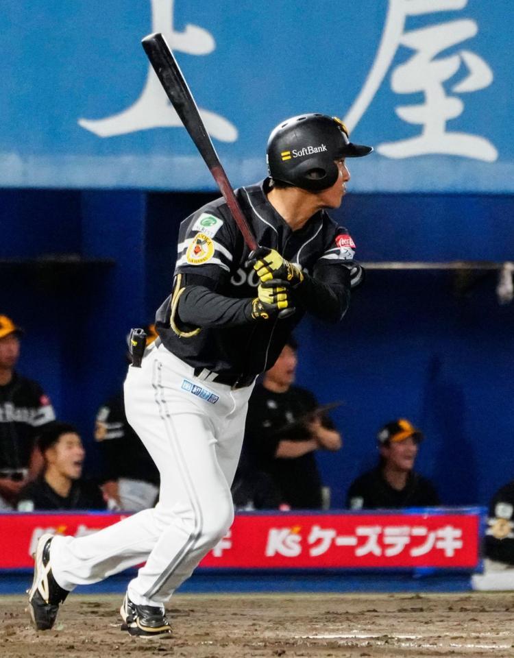 ４回、柳町が左前に適時打を放つ