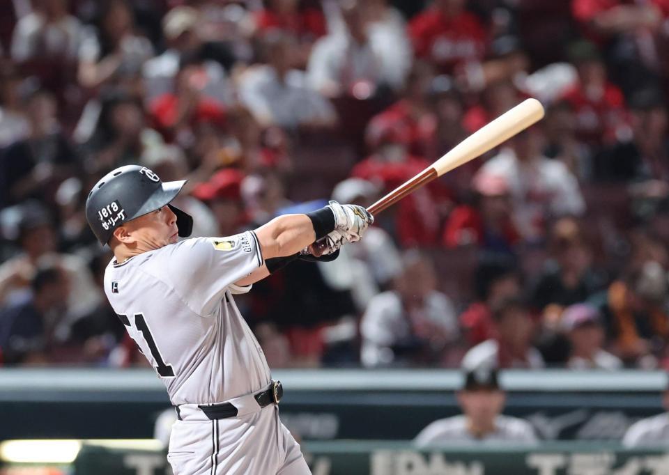 ６回、左翼線への２点タイムリー二塁打を放つ浅野（撮影・市尻達拡）