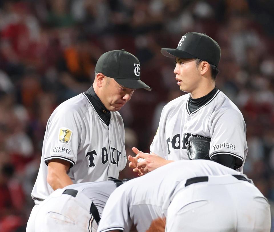 ５回、森田（右）の降板を告げた阿部監督（撮影・市尻達拡）