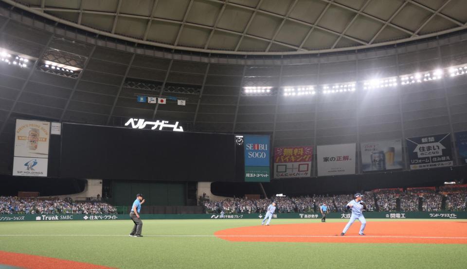 　９回、停電しスコアボードの表示が消えた中、試合が行われた（撮影・石井剣太郎）