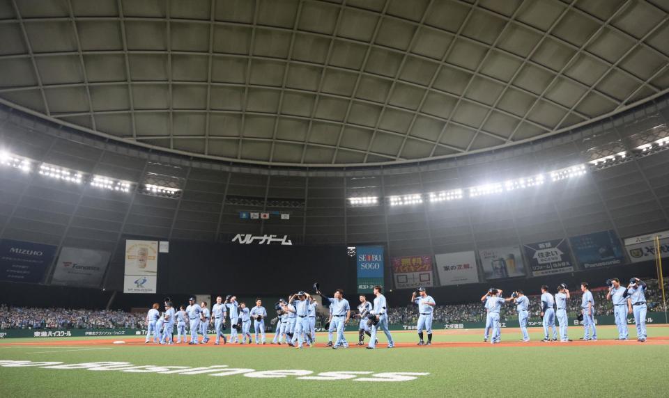 　試合に勝利しファンに挨拶する西武ナイン（撮影・石井剣太郎）