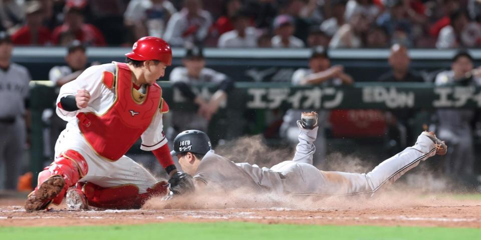 ９回、リチャードの一ゴロで、本塁へ滑り込み、タッチアウトになる門脇（撮影・市尻達拡）