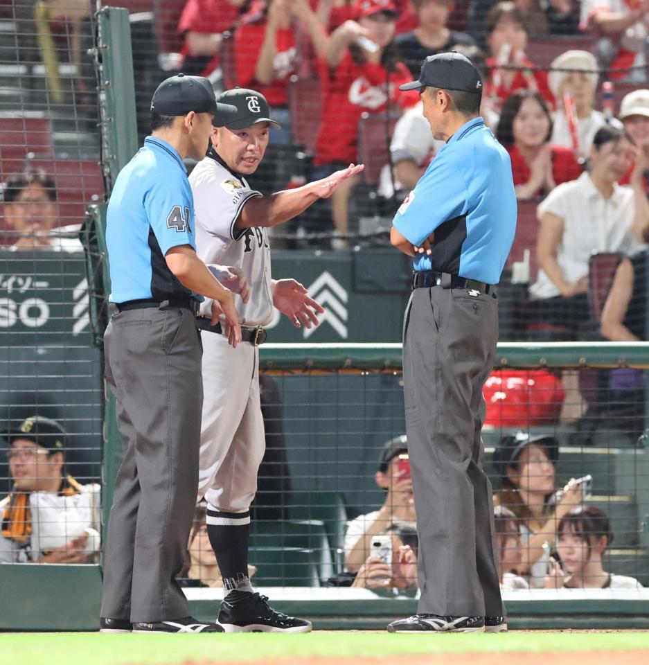 試合後、９回の本塁タッチアウトの判定について審判団と話す阿部監督（撮影・市尻達拡）