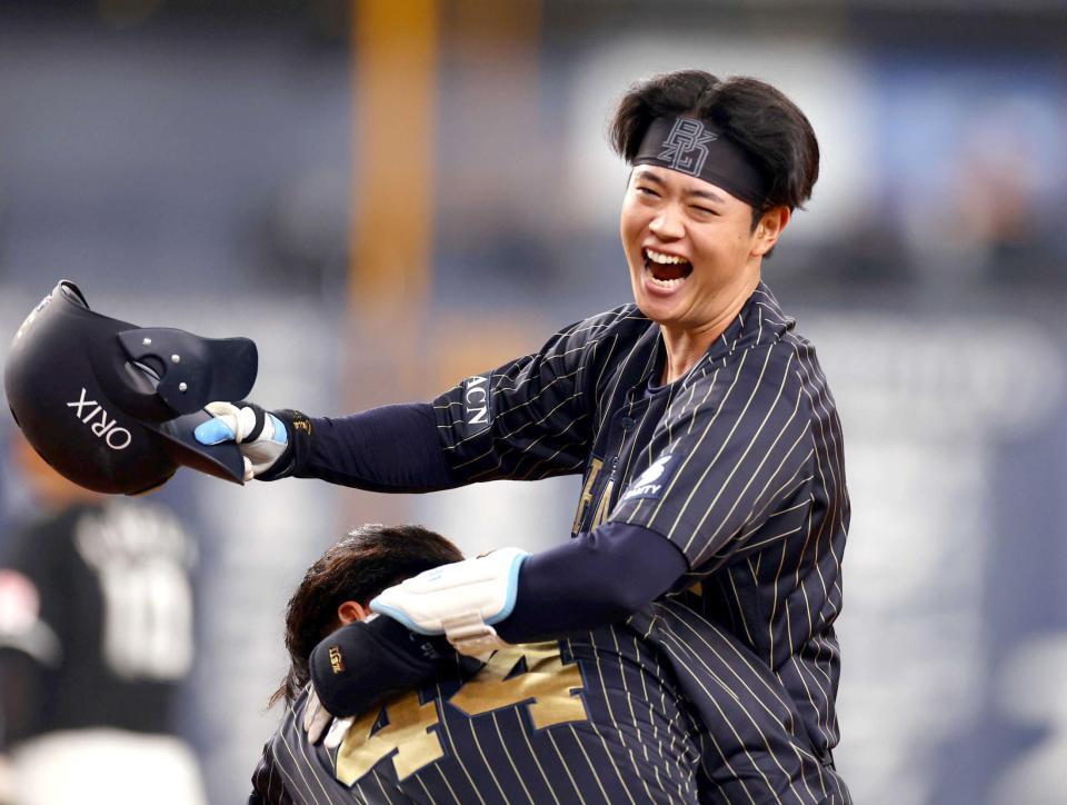 　１２回、サヨナラ打を放ち祝福される太田