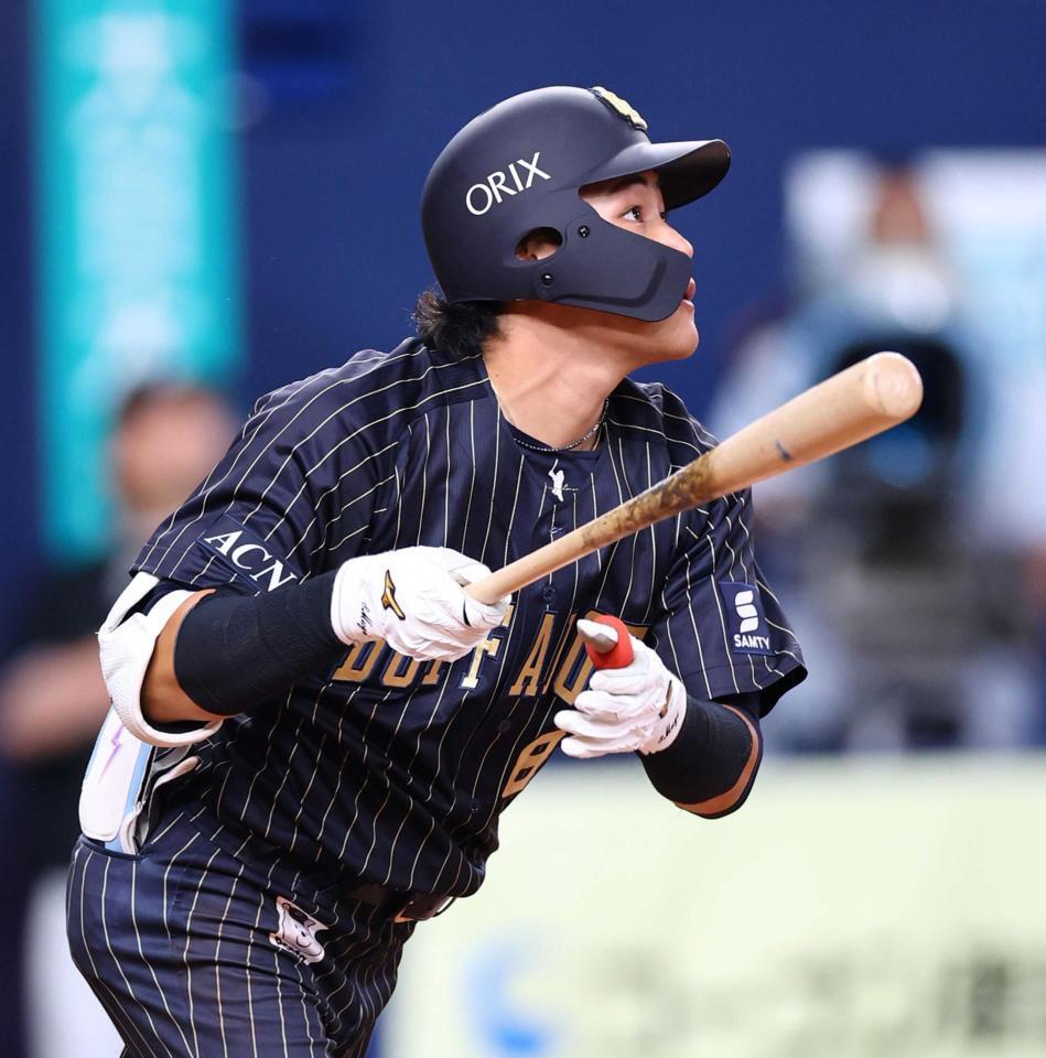 　１０回、プロ初アーチとなる同点ソロを放つ麦谷（撮影・山口登）